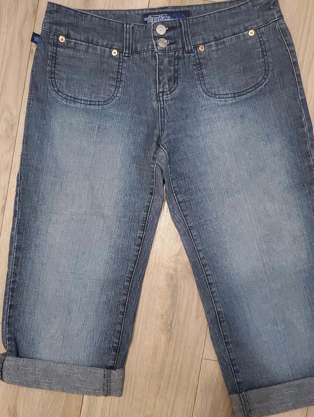 Tyte Jeans Mid Wash Cropped Denim Capri in Blue
